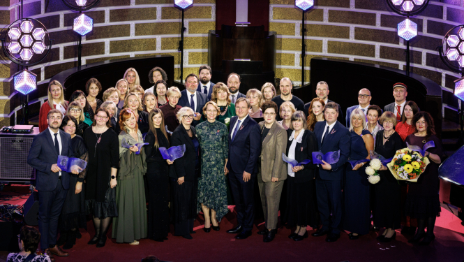 Godināti Latvijas izcilākie pedagogi – pasniegtas balvas “Latvijas Gada skolotājs 2025”