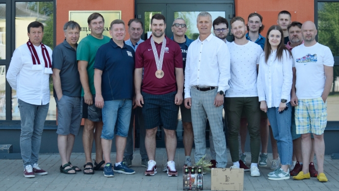 Preiļu novada domē viesojas Latvijas hokeja izlases kapteinis Kaspars Daugaviņš