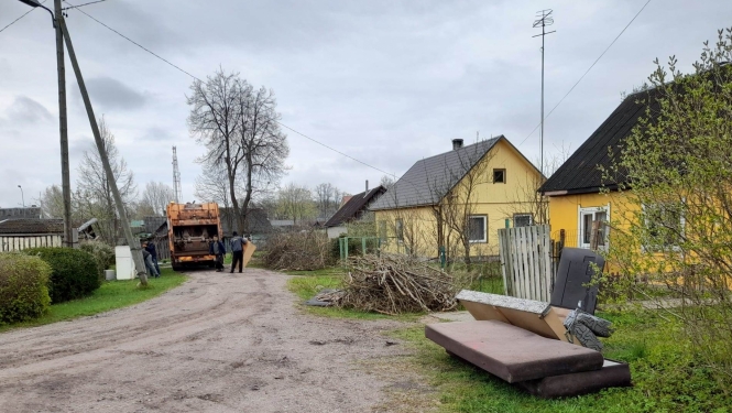 Spītējot laikapstākļiem, aizvadīta pirmā privātmāju talkas diena Preiļos