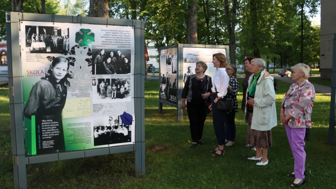 Preiļu vēstures un lietišķās mākslas muzejs piedāvā jaunu vides stendizstādi “Kad es gāju skolā…”