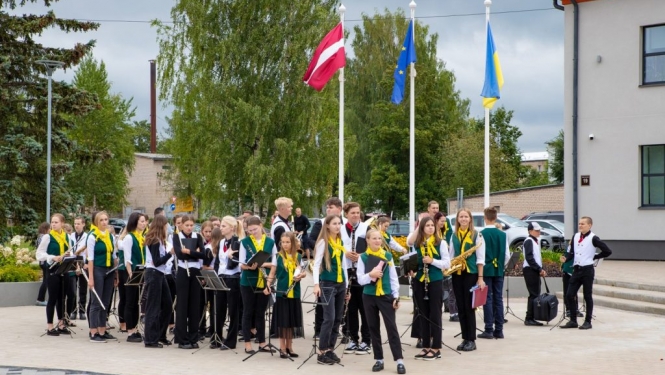 jauniesu-puteju-orkestris-un-svetku-banitis-foto-v-agurjanovs-001-1024x683.jpg