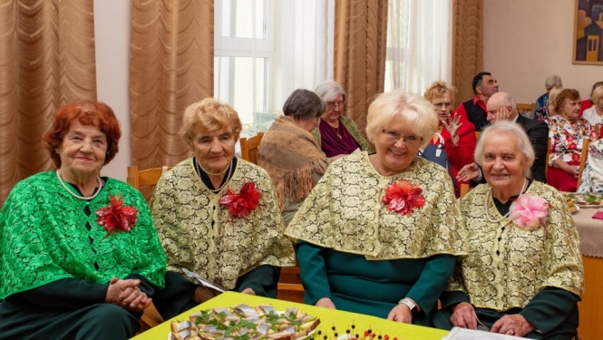 senioru-vokala-ansambla-virsi-20-dzimsanas-dienas-sarikojums-foto-v-agurjanovs-001-1024x683.jpg