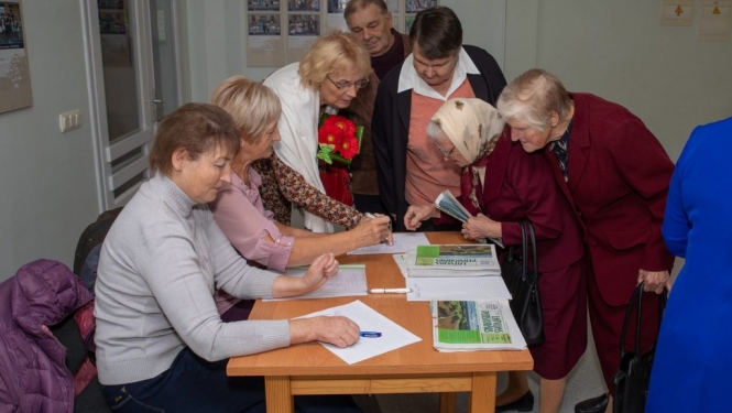 starptautiskajai-senioru-dienai-veltits-pasakums-dzelteno-lapu-valsis-preilos-foto-001-1024x683.jpg