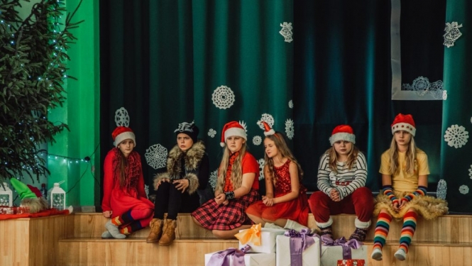 ziemassvetku-pasakums-berniem-ruku-piedzivojumi-ziemas-meza-pelecos-001-1024x683.jpg