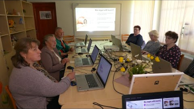 Seniori aizvien aktīvāk apgūst digitālās prasmes