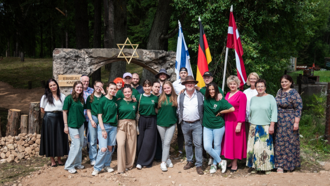 Preiļu novadā aizvadīta starptautiska nometne, kuras ietvaros sakopta Riebiņu ebreju kapsēta