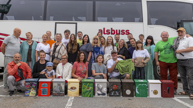 Mūzikas un mākslas festivāla “BILDES” dalībnieki dāvinājuši personalizētas pastkastītes Latgales uzņēmumiem un kultūras norišu vietām