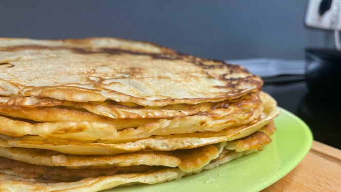 Riebiņu MJIC "Pakāpieni" aizvadīts pankūku gatavošanas un sarunu vakars "Uzcep sev pankūku"