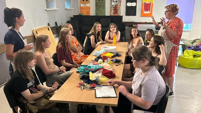 Preiļu novada jaunietes veido rotas meistarklasē “Līgo vakara galvas rota” 