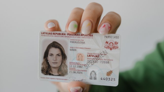 Pilsonības un migrācijas lietu pārvalde turpina modernizēt pakalpojumus; ieviesta iespēja izvēlēties nodaļu, kurā saņemt noformēto personas apliecību (eID karti) un pasi 