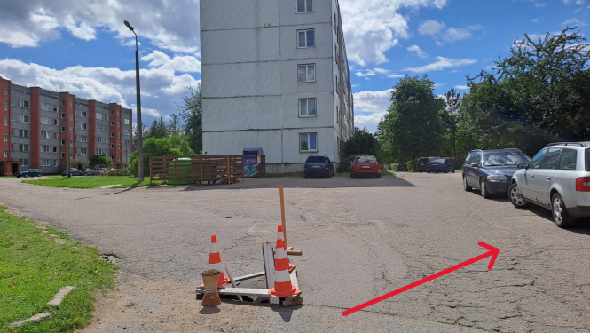 SIA "PREIĻU SAIMNIEKS" lūgums automašīnu vadītājiem, kas novieto savus spēkratus pie mājas Celtnieku ielā 11, Preiļos