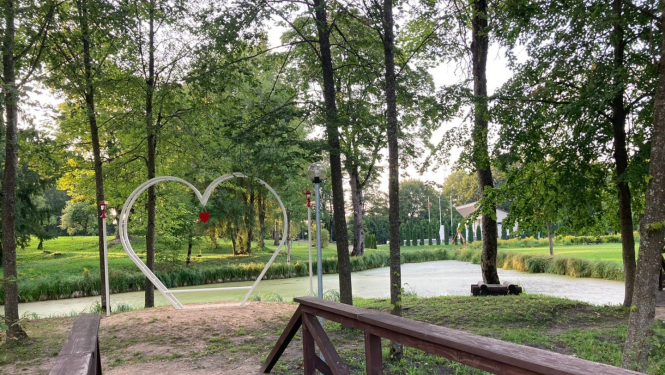 Riebiņu pagasta svētkos parkā atklāts jauns vides objekts