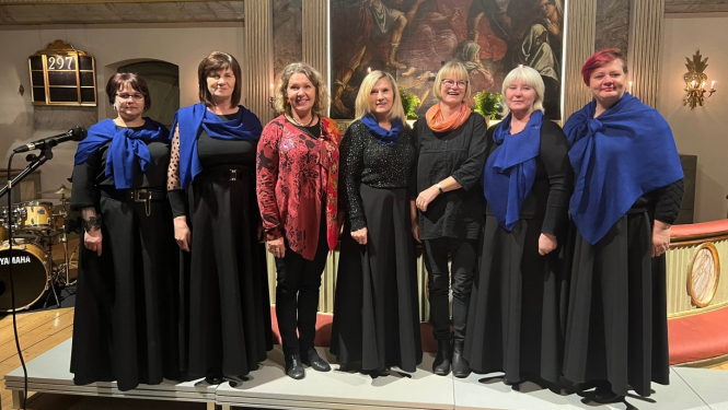 Sīļukalna Kultūras nama sieviešu vokālais ansamblis “Aicinājums” dzied Zviedrijā