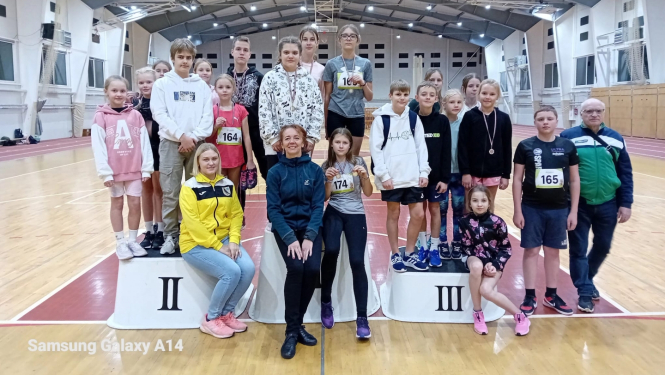 Jaunie vieglatlēti startē Jēkabpilī