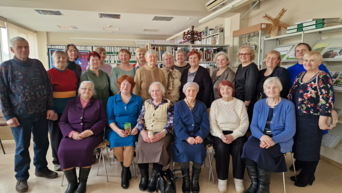 Preiļu novada seniori iesaistās izglītojošā un izklaidējošā pasākumā “Bibliotēka senioriem”