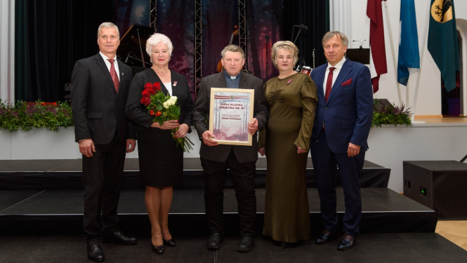 Latvijas Republikas Proklamēšanas 106. gadadienas svinībās godināti pašvaldības apbalvojumu saņēmēji