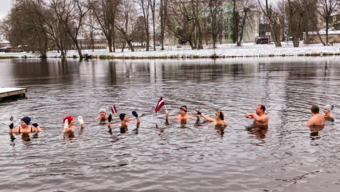 Ziemas peldētāji Preiļos aicina ar kopīgu peldējumu atzīmēt Latvijas 105. dzimšanas dienu