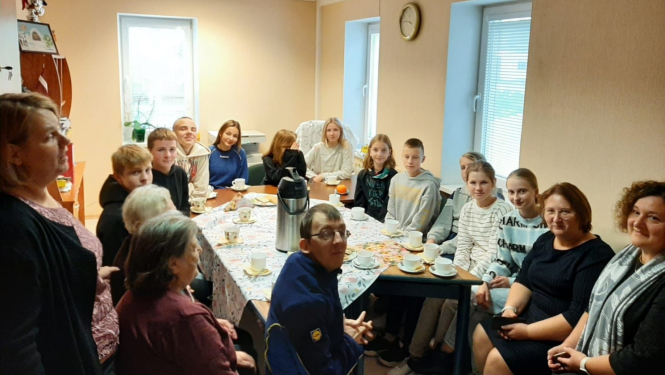 Aglonas vidusskolas audzēkņi Labo darbu nedēļā iepriecina SAC "Aglona" iemītniekus