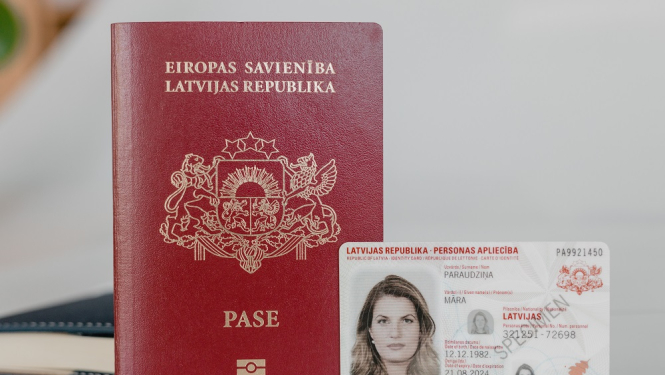 2024. gadā pieņemtais MK lēmums par valsts nodevu pakāpenisku palielināšanu pases un eID kartes izsniegšanai stāsies spēkā 2026. gadā