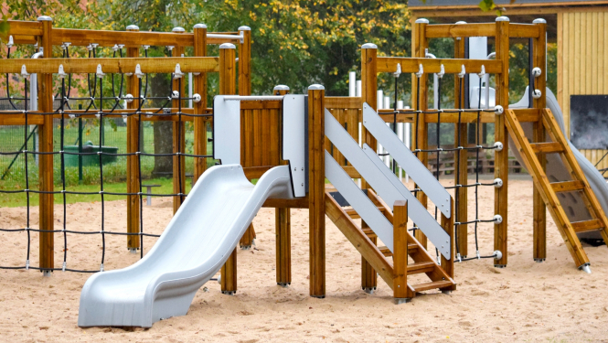 Noslēdzoties projektam “Bērnudārza “Pasaciņa” rotaļu laukumu būvniecības dokumentācijas izstrāde un būvdarbi”, atklāts Preiļu pirmsskolas iestādes “Pasaciņa” jaunais rotaļu laukums