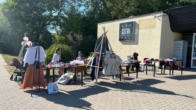 14. jūnijā blakus Preiļu Jauniešu centram “Četri” norisinājās jauniešu andele “Drēbju Bazārs”