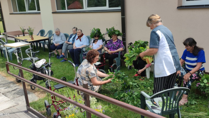 SAC "Vārkava" ielīgo, ieskandina un iepin vasaru vainagos.