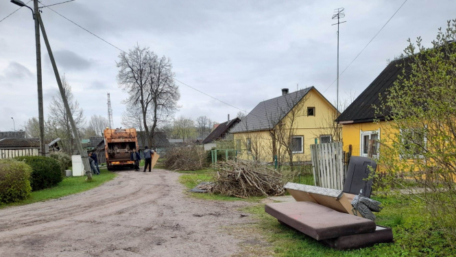Spītējot laikapstākļiem, aizvadīta pirmā privātmāju talkas diena Preiļos