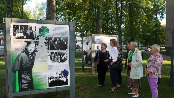 Preiļu vēstures un lietišķās mākslas muzejs piedāvā jaunu vides stendizstādi “Kad es gāju skolā…”