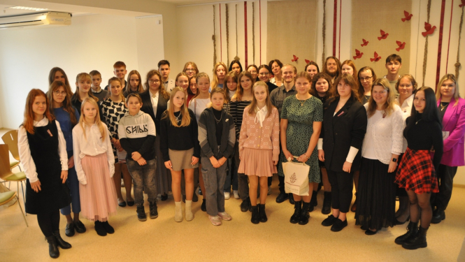 Apbalvoti skolēnu patriotiskās dzejas konkursa “Miera vēstis Latvijai” uzvarētāji