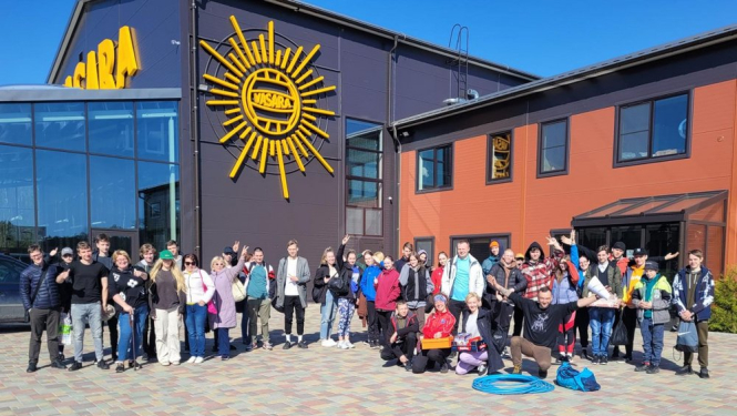 Skolēni pie pludmales volejbola kompleksa "Vasara"