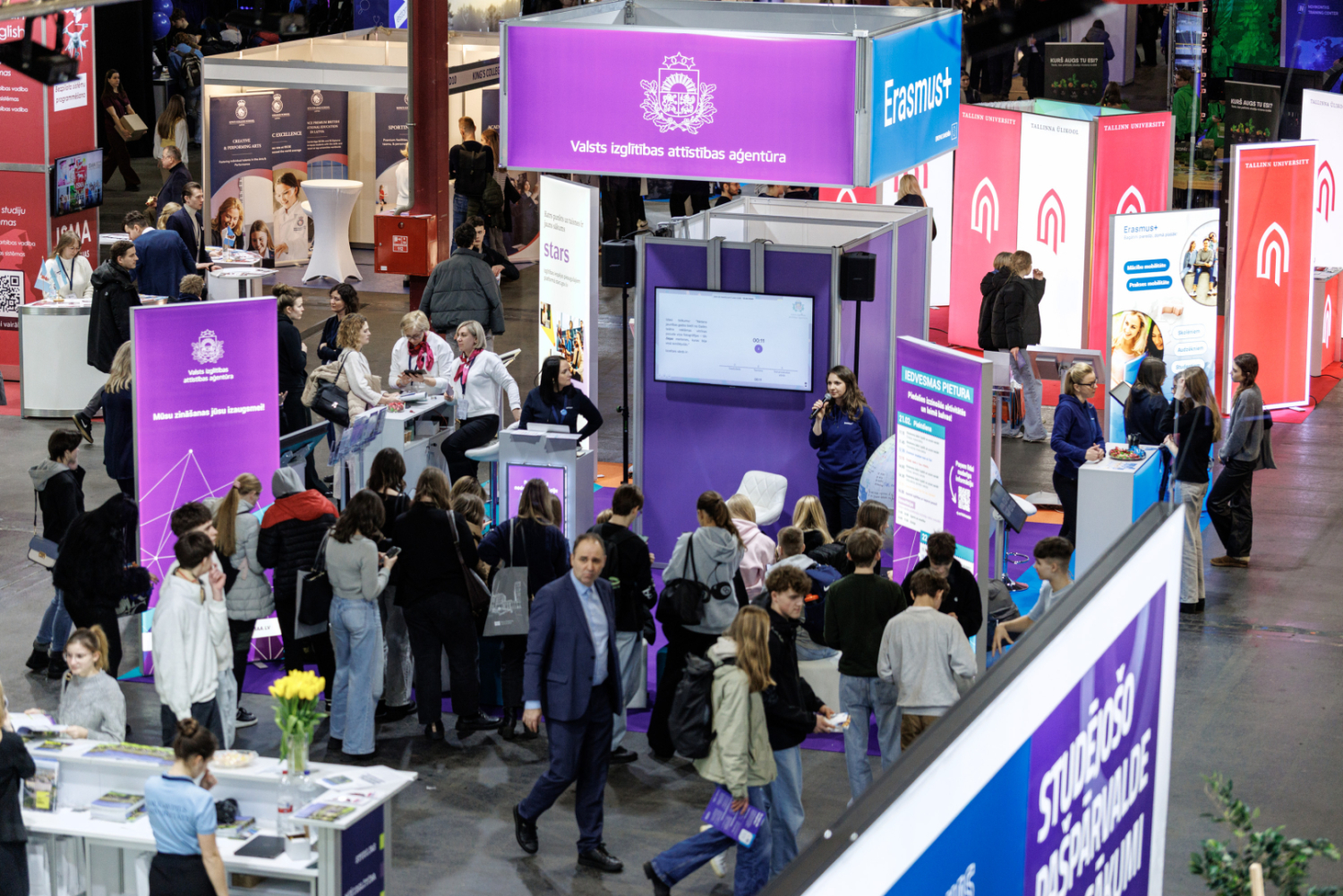 No eksāmeniem līdz starptautiskai pieredzei un mūžizglītībai – VIAA izstādē "Skola 2026"