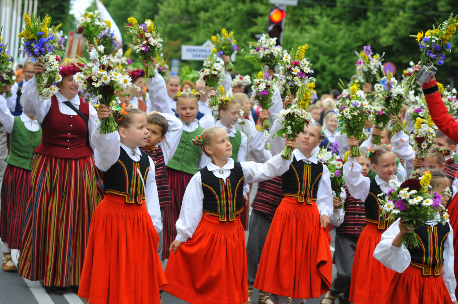 XIII Latvijas Skolu jaunatnes dziesmu un deju svētkos piedalīsies vairāk nekā 37 500 dalībnieku