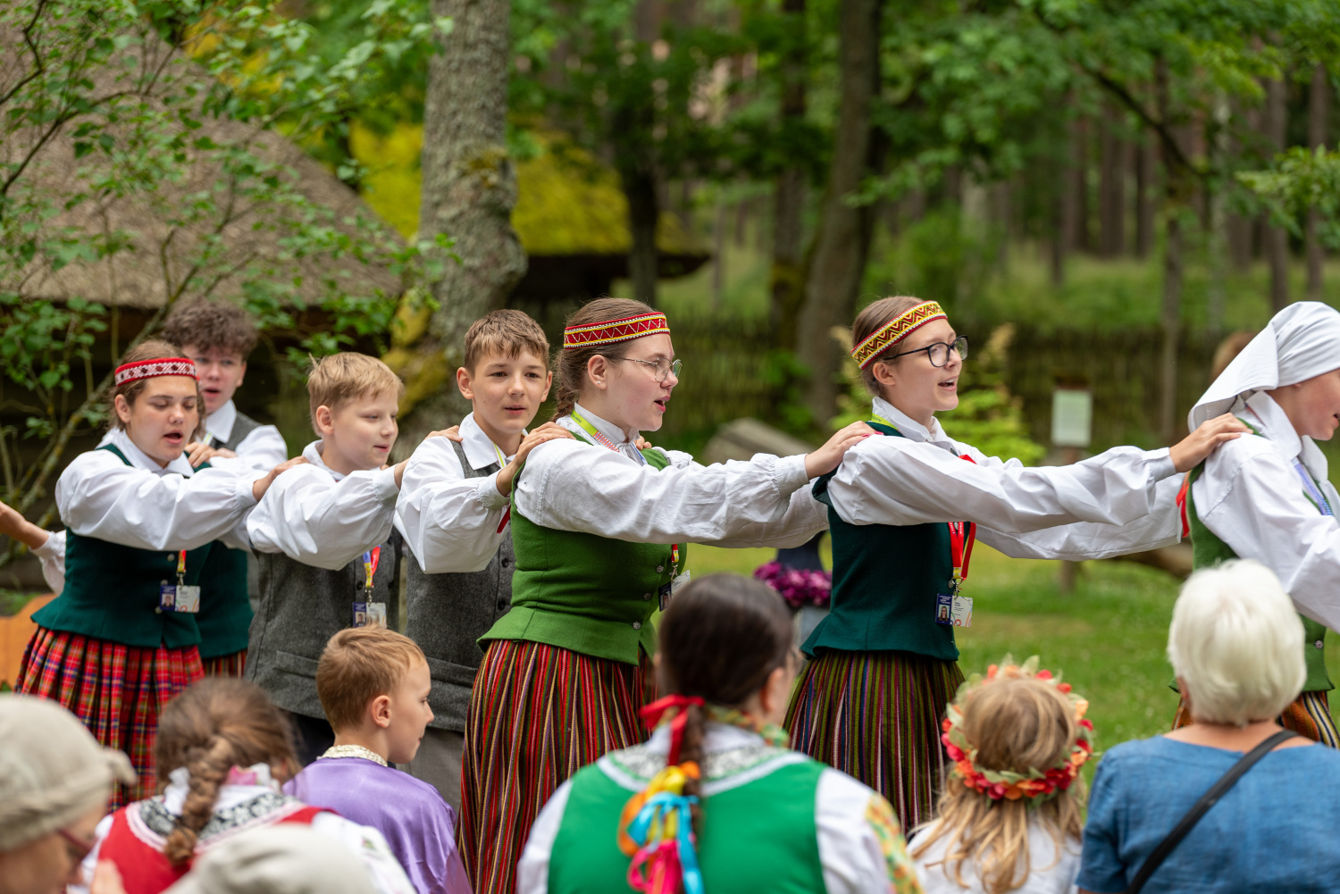 XIII Latvijas Skolu jaunatnes dziesmu un deju svētki: folkloras kopu programma "Dindaru, dandaru, radu novadu rakstus"