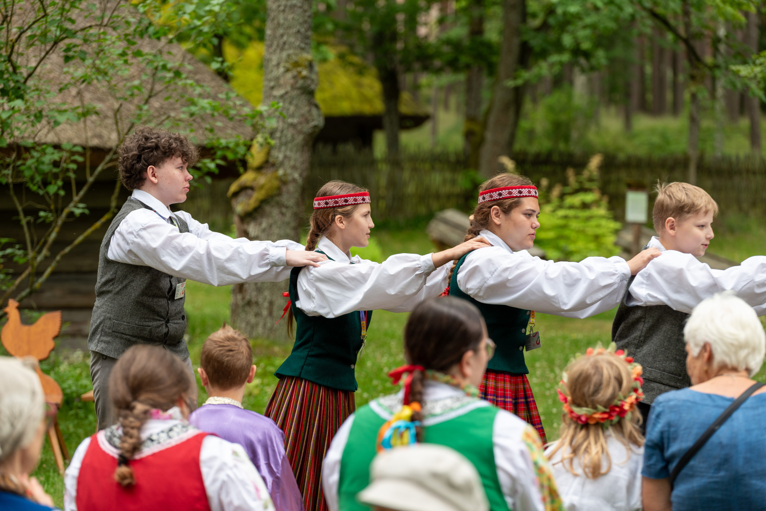 XIII Latvijas Skolu jaunatnes dziesmu un deju svētki: folkloras kopu programma "Dindaru, dandaru, radu novadu rakstus"