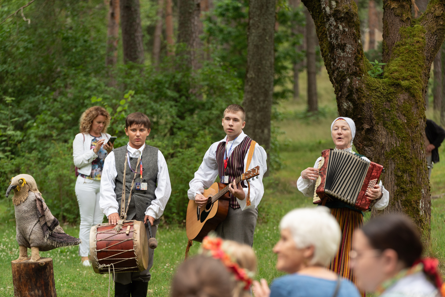 XIII Latvijas Skolu jaunatnes dziesmu un deju svētki: folkloras kopu programma "Dindaru, dandaru, radu novadu rakstus"