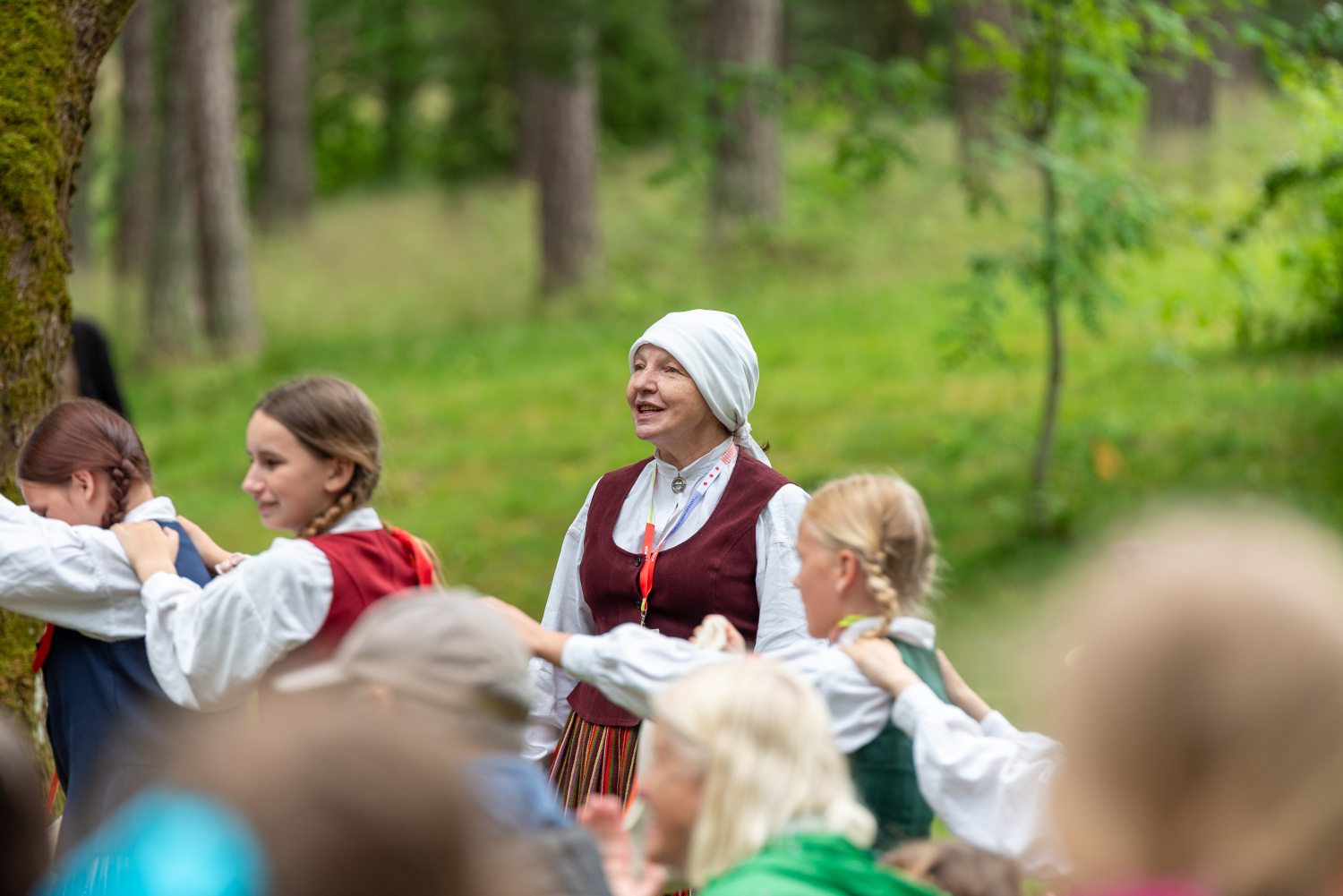 XIII Latvijas Skolu jaunatnes dziesmu un deju svētki: folkloras kopu programma "Dindaru, dandaru, radu novadu rakstus"