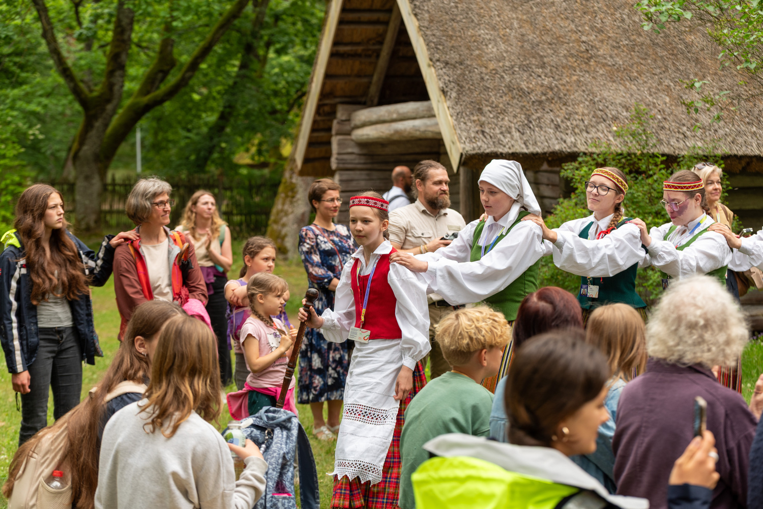 XIII Latvijas Skolu jaunatnes dziesmu un deju svētki: folkloras kopu programma "Dindaru, dandaru, radu novadu rakstus"