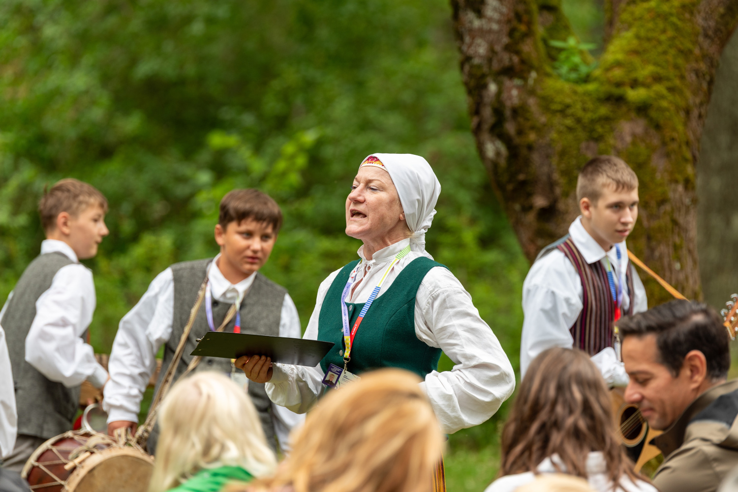 XIII Latvijas Skolu jaunatnes dziesmu un deju svētki: folkloras kopu programma "Dindaru, dandaru, radu novadu rakstus"