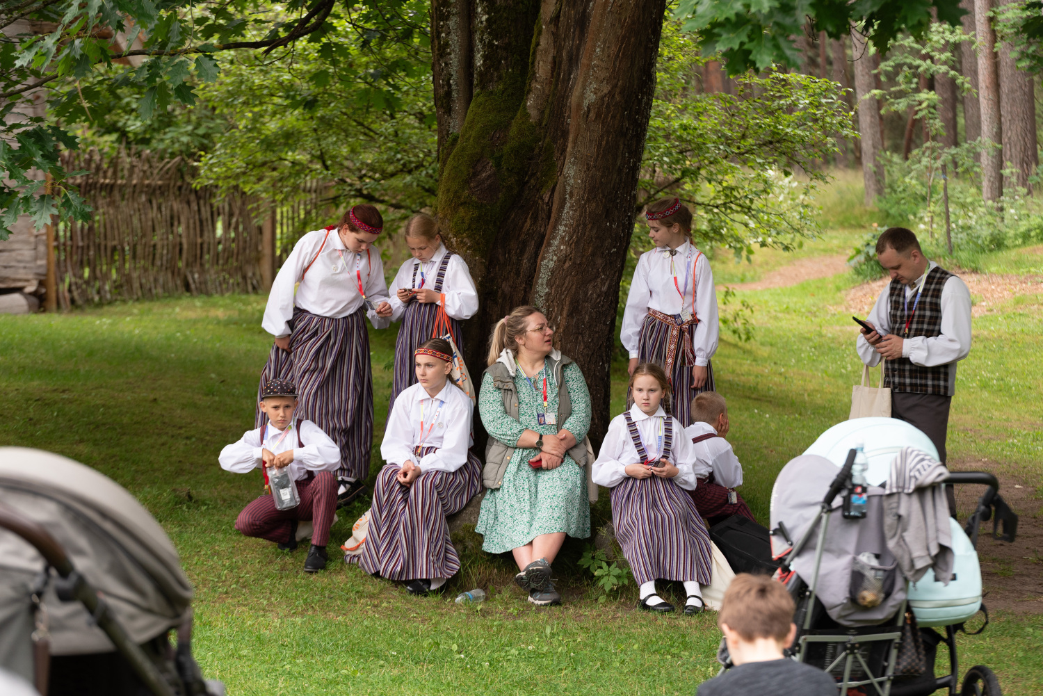 XIII Latvijas Skolu jaunatnes dziesmu un deju svētki: folkloras kopu programma "Dindaru, dandaru, radu novadu rakstus"