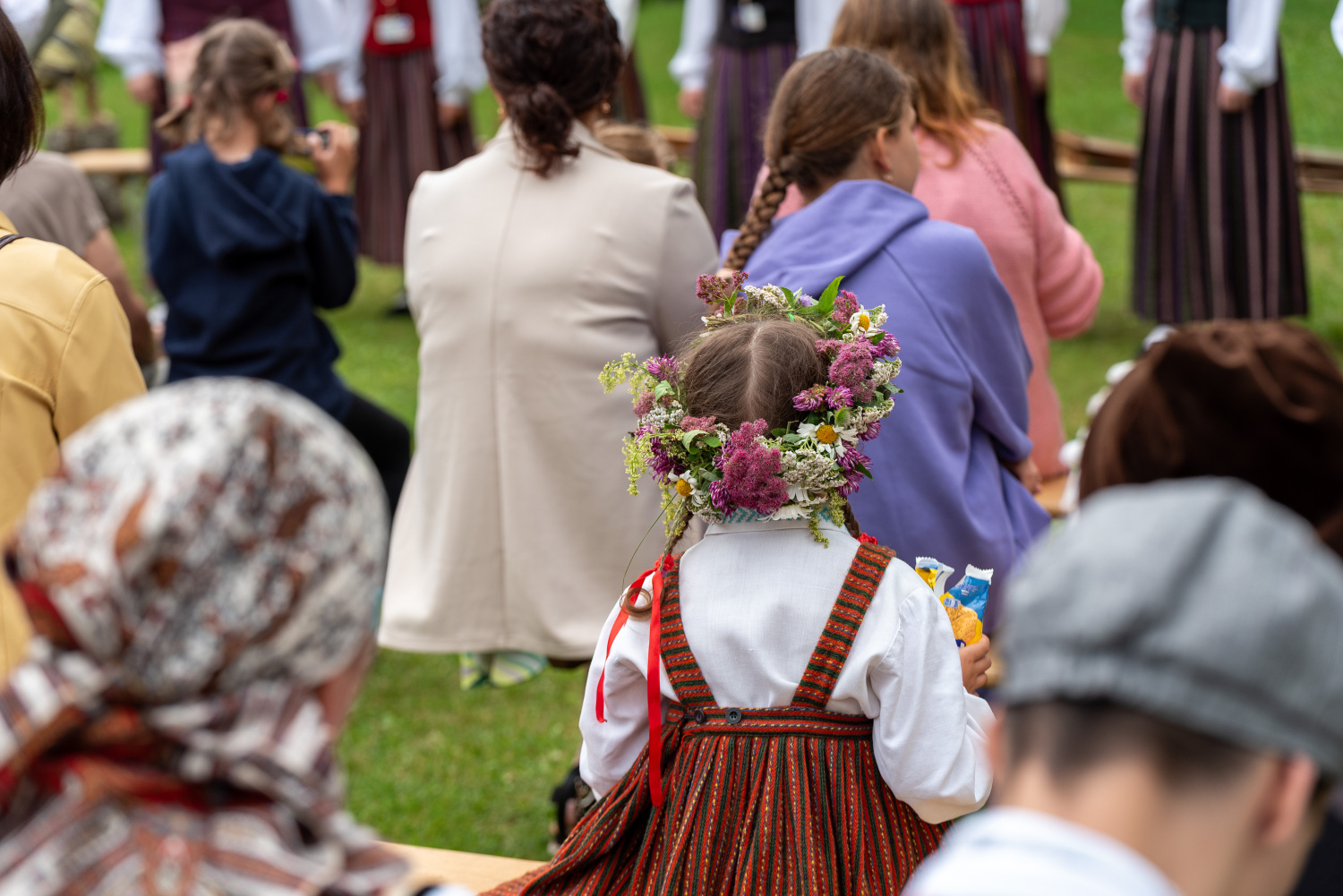 XIII Latvijas Skolu jaunatnes dziesmu un deju svētki: folkloras kopu programma "Dindaru, dandaru, radu novadu rakstus"