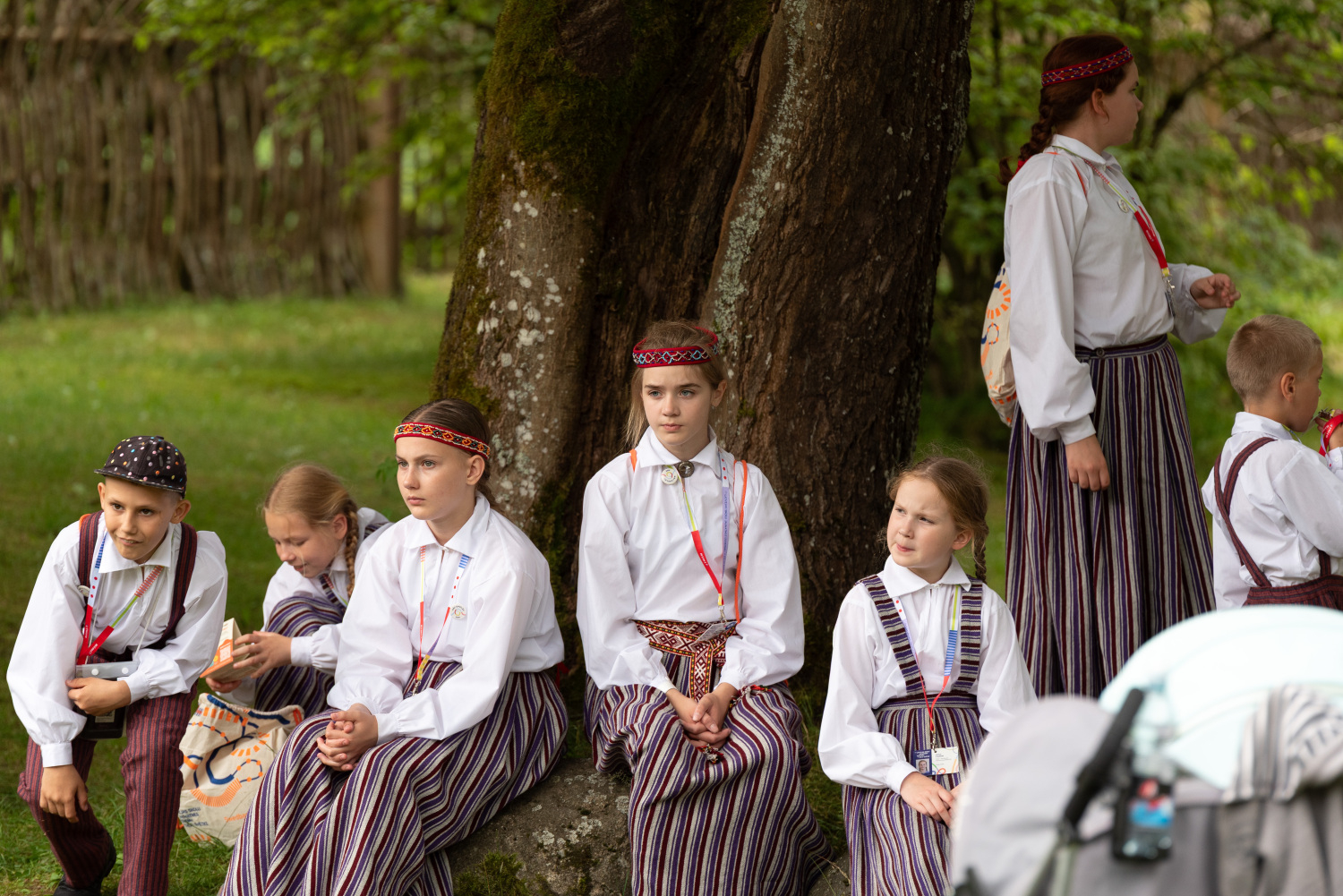 XIII Latvijas Skolu jaunatnes dziesmu un deju svētki: folkloras kopu programma "Dindaru, dandaru, radu novadu rakstus"