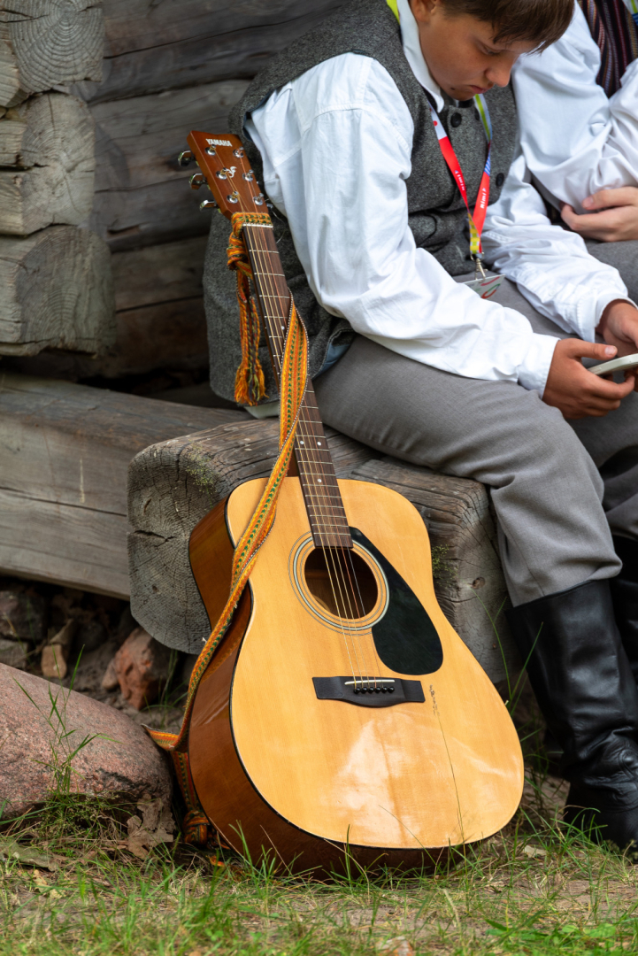 XIII Latvijas Skolu jaunatnes dziesmu un deju svētki: folkloras kopu programma "Dindaru, dandaru, radu novadu rakstus"