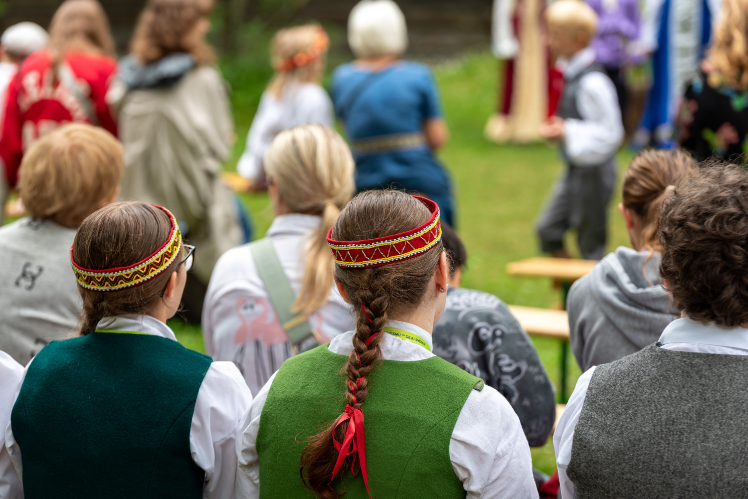 XIII Latvijas Skolu jaunatnes dziesmu un deju svētki: folkloras kopu programma "Dindaru, dandaru, radu novadu rakstus"