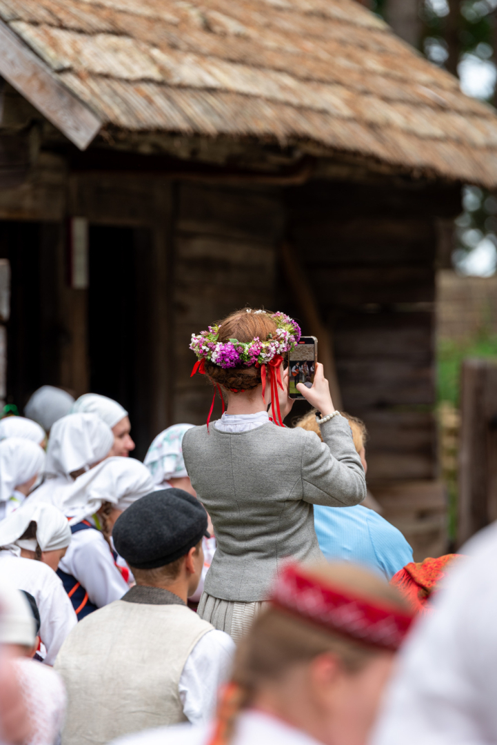XIII Latvijas Skolu jaunatnes dziesmu un deju svētki: folkloras kopu programma "Dindaru, dandaru, radu novadu rakstus"