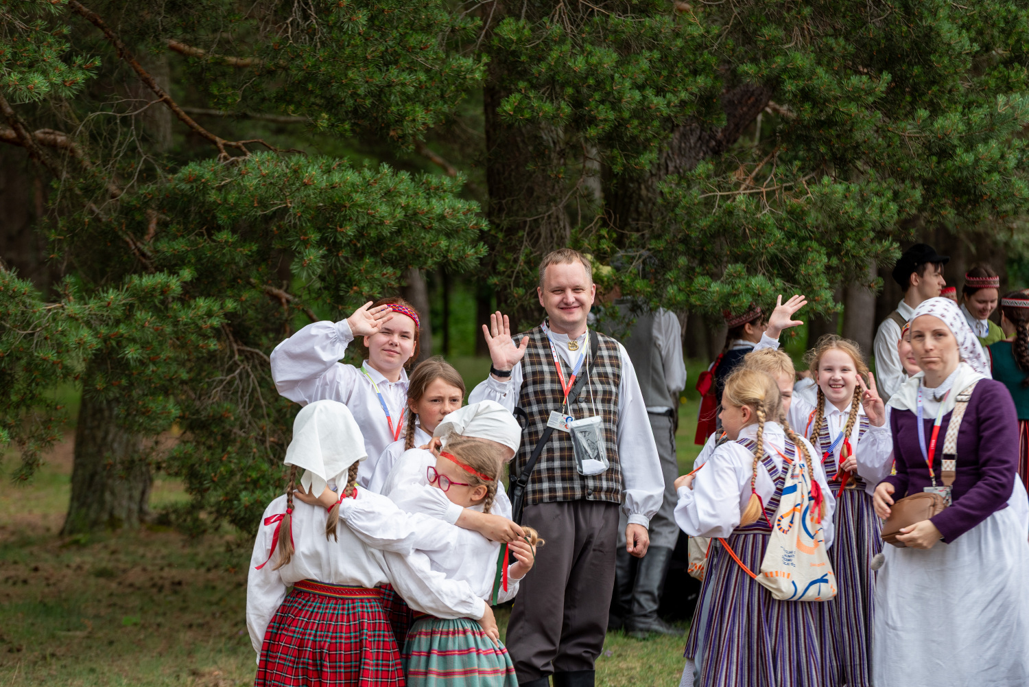 XIII Latvijas Skolu jaunatnes dziesmu un deju svētki: folkloras kopu programma "Dindaru, dandaru, radu novadu rakstus"