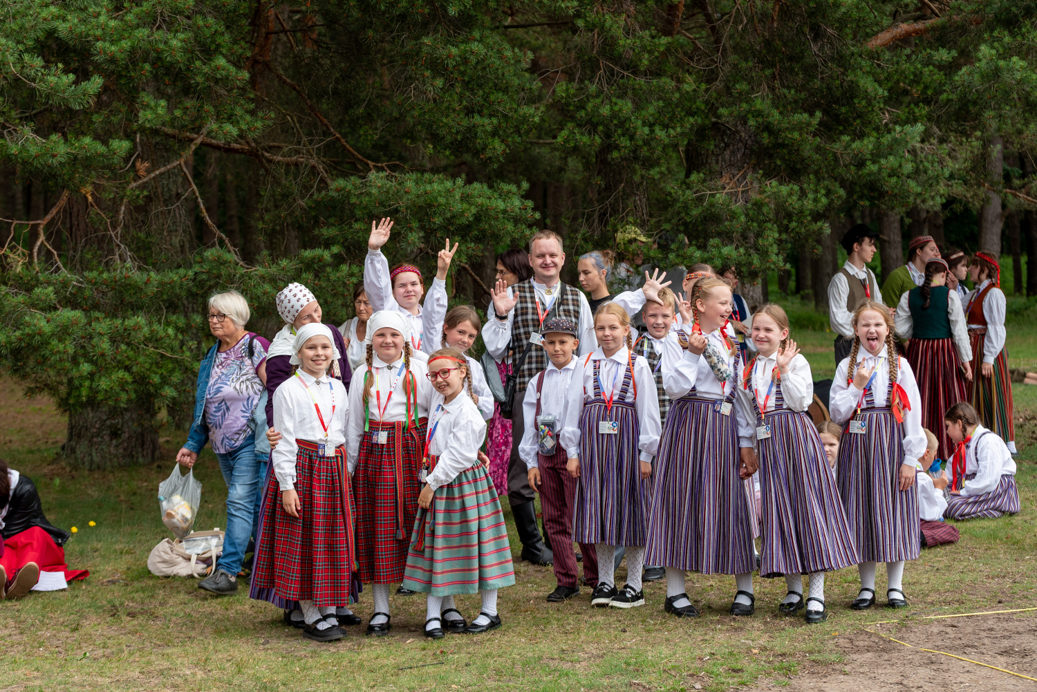 XIII Latvijas Skolu jaunatnes dziesmu un deju svētki: folkloras kopu programma "Dindaru, dandaru, radu novadu rakstus"