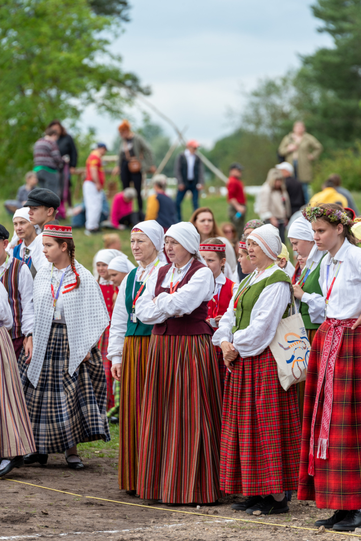 XIII Latvijas Skolu jaunatnes dziesmu un deju svētki: folkloras kopu programma "Dindaru, dandaru, radu novadu rakstus"