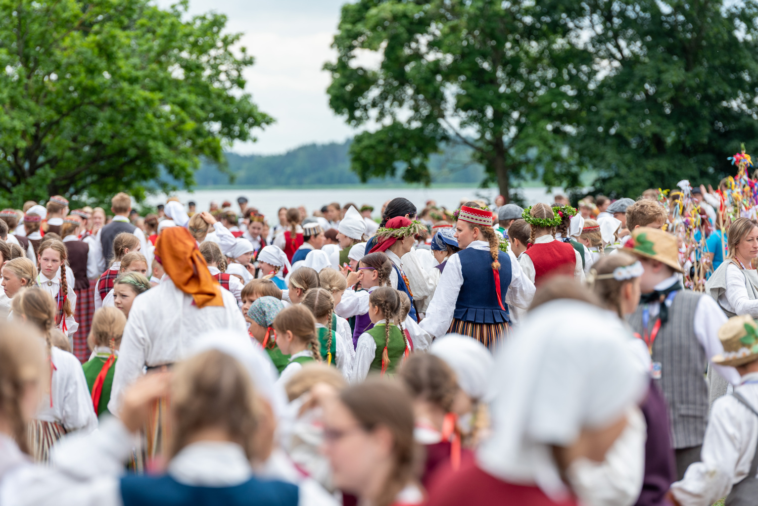 XIII Latvijas Skolu jaunatnes dziesmu un deju svētki: folkloras kopu programma "Dindaru, dandaru, radu novadu rakstus"