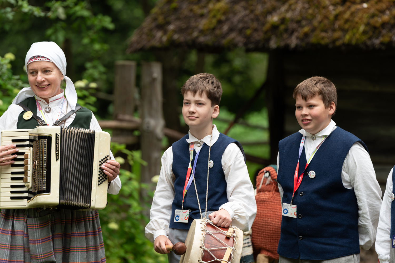 XIII Latvijas Skolu jaunatnes dziesmu un deju svētki: folkloras kopu programma "Dindaru, dandaru, radu novadu rakstus"