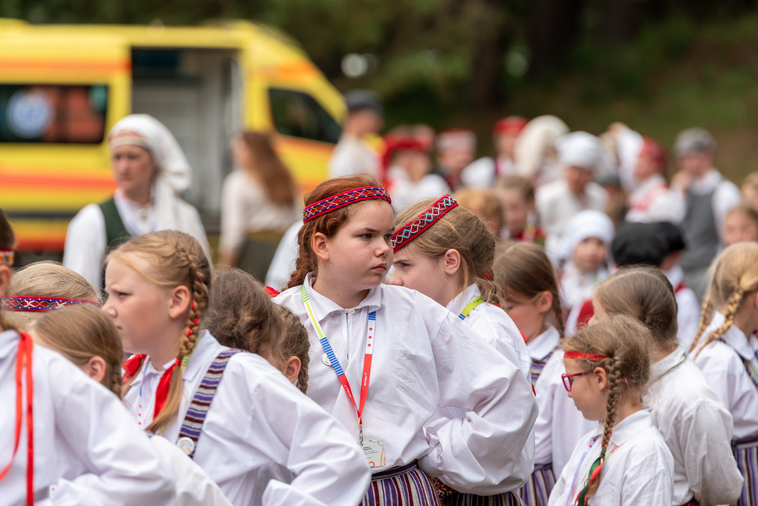XIII Latvijas Skolu jaunatnes dziesmu un deju svētki: folkloras kopu programma "Dindaru, dandaru, radu novadu rakstus"